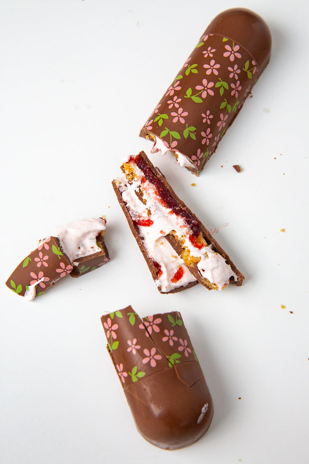 La tablette fourrée fraise, guimauve et biscuit croustillant