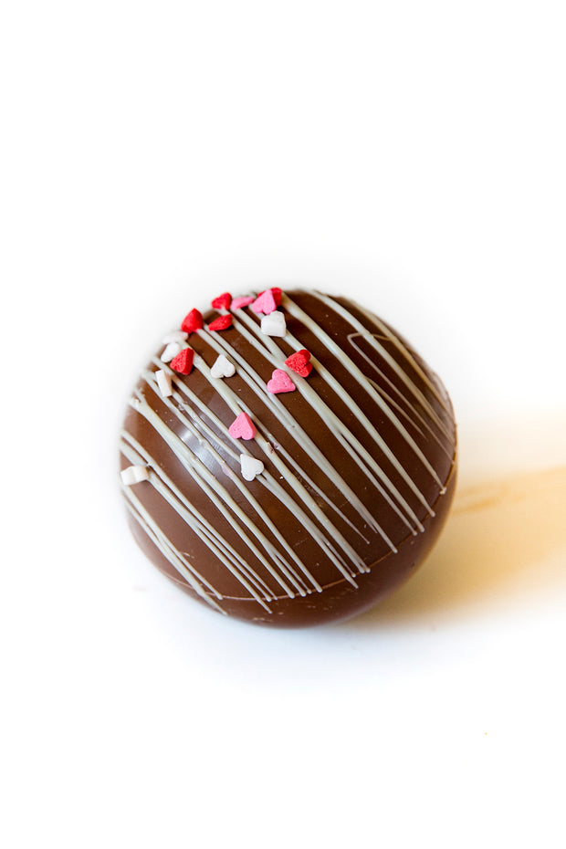 Bombe à chocolat chaud - saveur red velvet de la Saint-Valentin