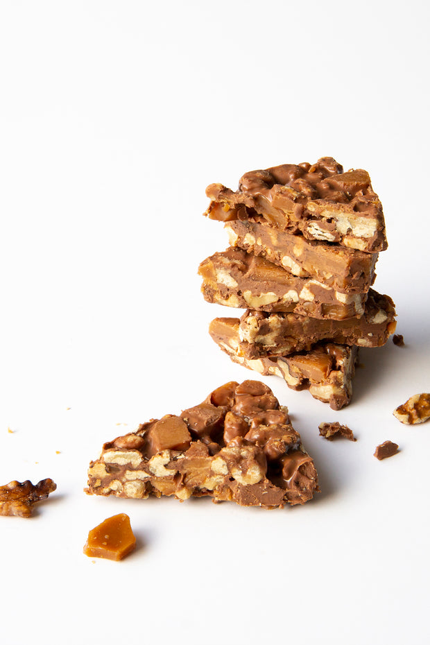 Chocolate-caramel brittle: salted nuts 