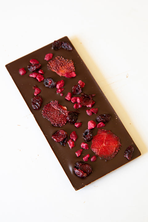 La tablette de chocolat noir aux fruits rouges