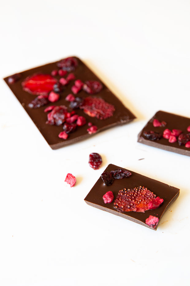 La tablette de chocolat noir aux fruits rouges