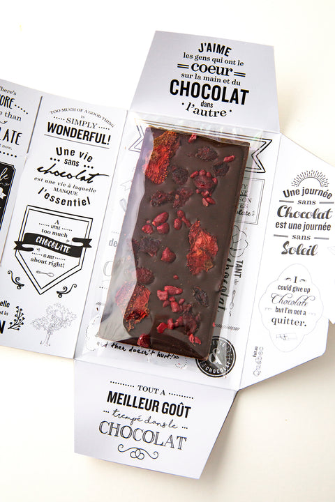 La tablette de chocolat noir aux fruits rouges